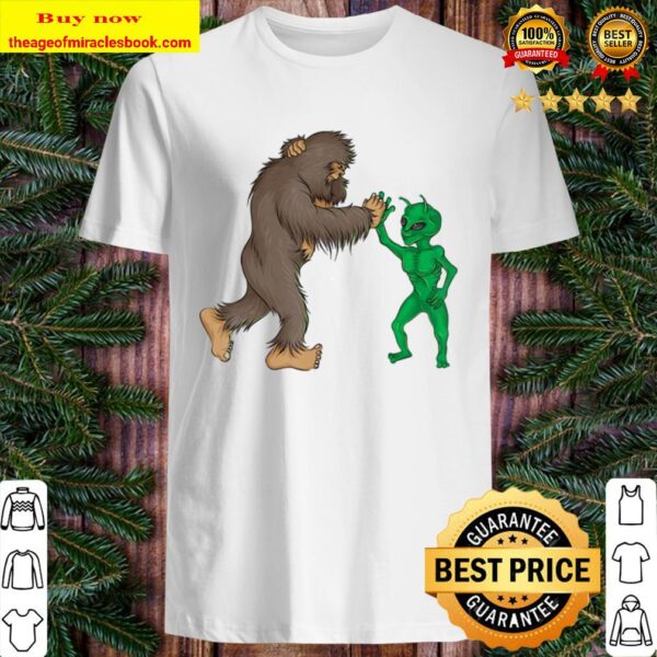 Bigfoot Alien High Five Ufo Sasquatch Funny Gift Shirt