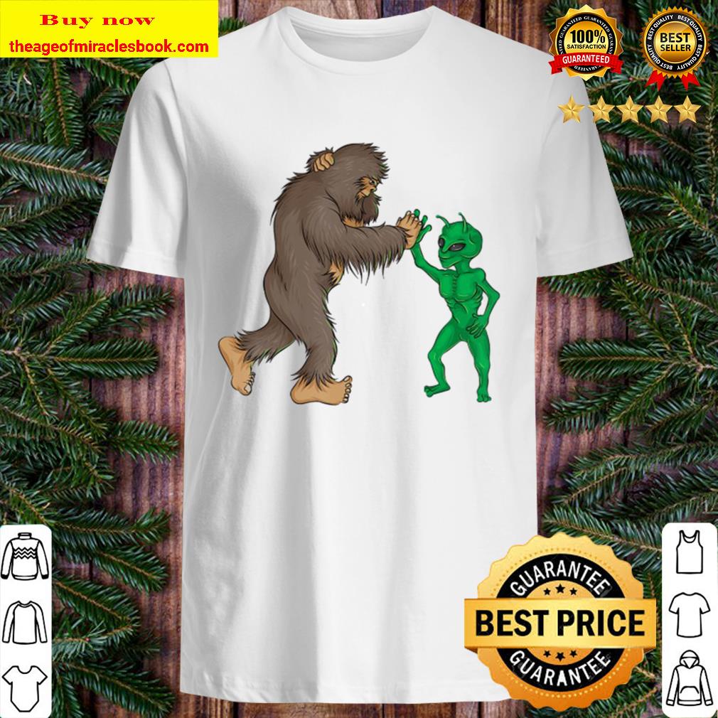 Bigfoot Alien High Five Ufo Sasquatch Funny Shirt