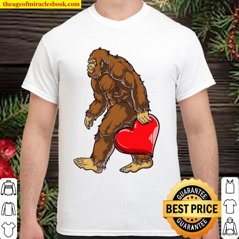 Bigfoot Heart Funny Valentines Day Men Love Sasquatch Gifts Funny Lover ...