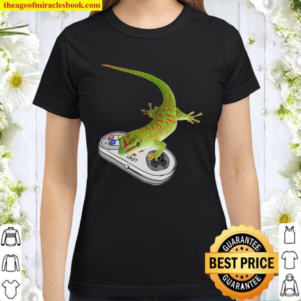 Giant Day Gecko Playing Video Game Reptiles Gamers Classic Women T-Shirt