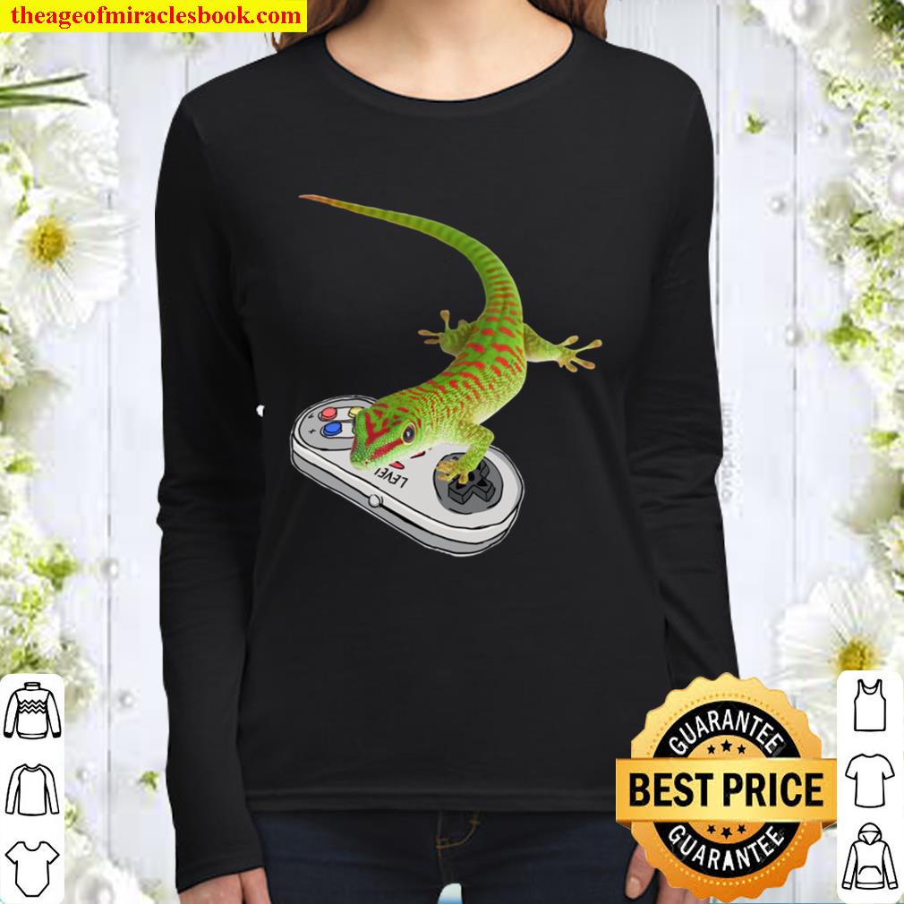 Giant Day Gecko Playing Video Game Reptiles Gamers Women Long Sleeved
