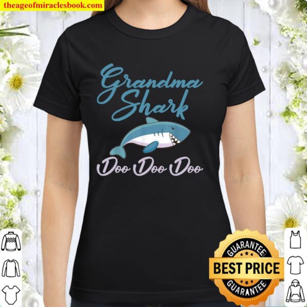 Funny Grandma Shark Mothers Day Design For Granny Classic Women T-Shirt