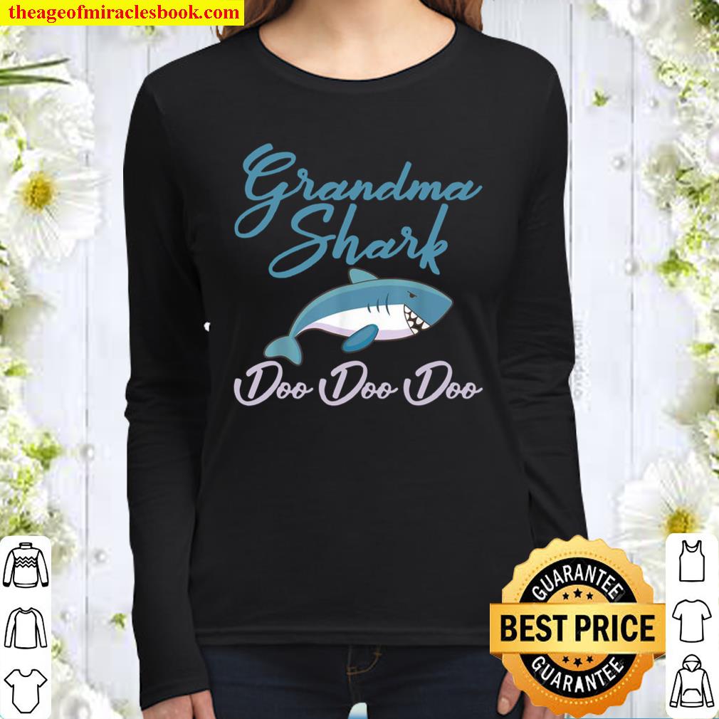 Funny Grandma Shark Mothers Day Design For Granny Women Long Sleeved
