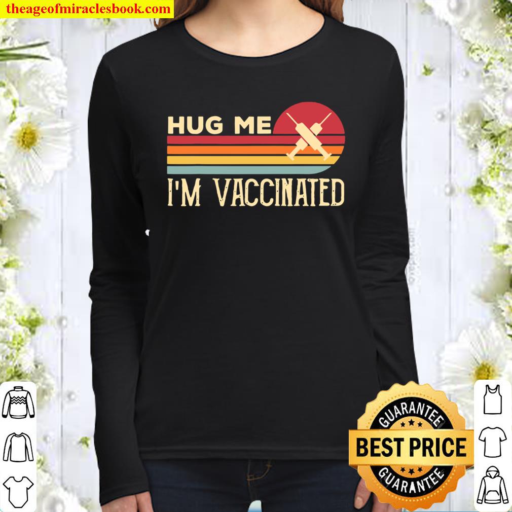 Hug Me I’m Vaccinated Retro Vintage Pro Vaccine Women Long Sleeved