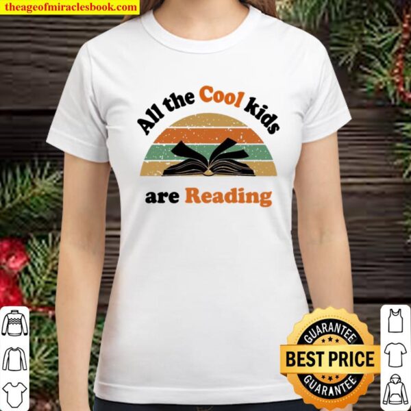 All the cool kids are reading vintage Classic Women T-Shirt