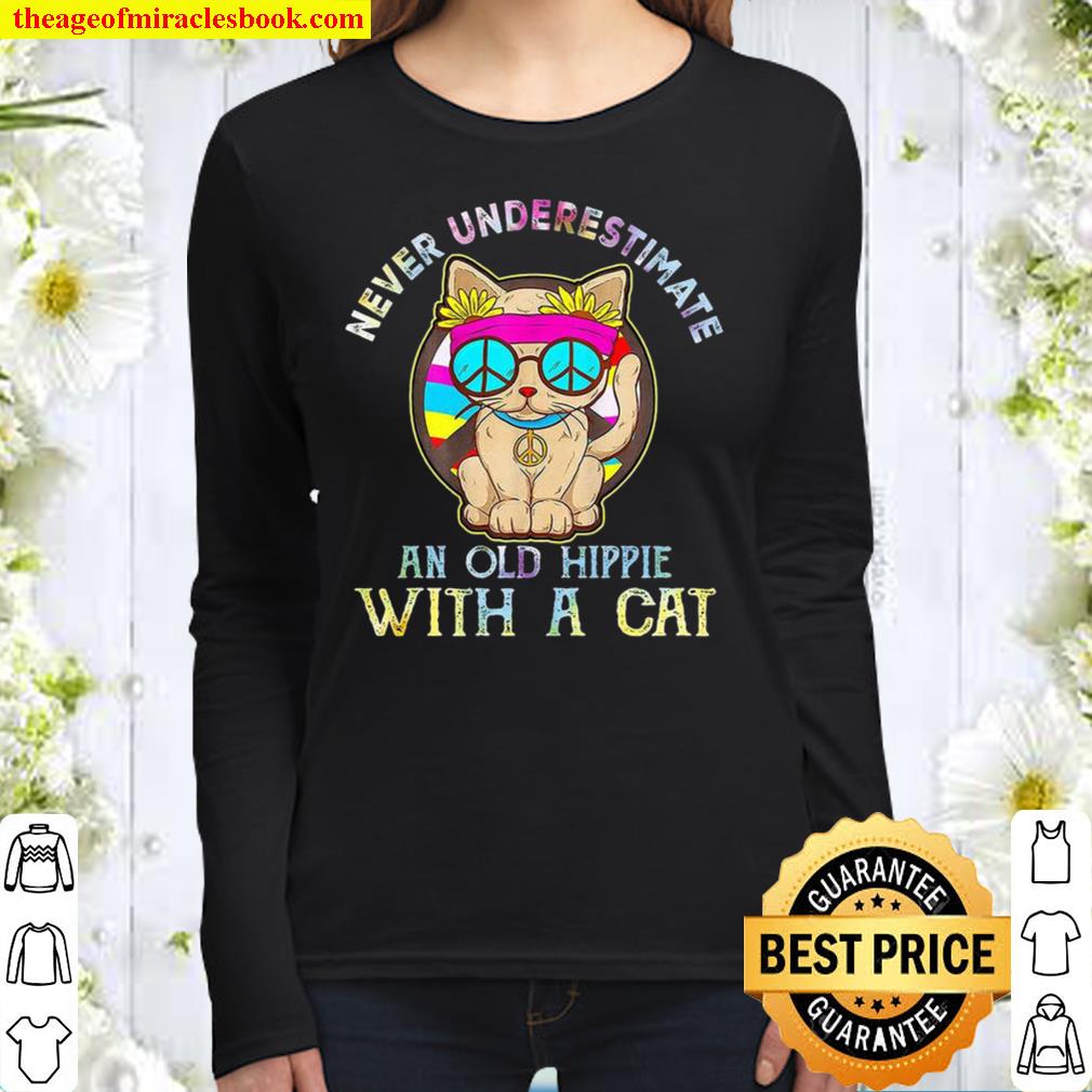 Never underestimate an old hippie with a cat Women Long Sleeved